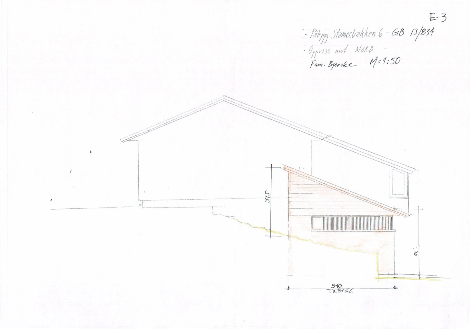 Oppriss (fasadetegning) av en bygning sett fra nord med mål og arkitekttegning.