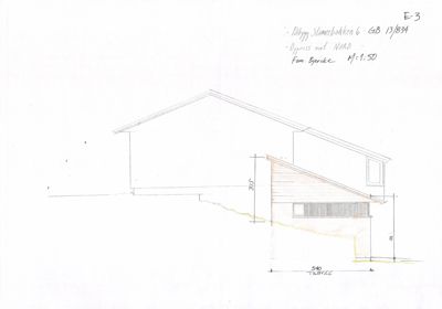Oppriss (fasadetegning) av en bygning sett fra nord med mål og arkitekttegning.