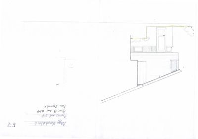 En håndtegnet fasadetegning som viser bygningens utseende fra siden, inkludert takform, vinduer og inngang.
