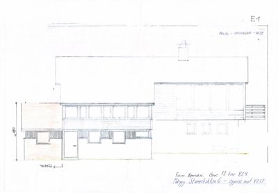 Oppriss (fasadetegning) av en bygning, merket E-1, med håndskrevne notater om adresse og retning.