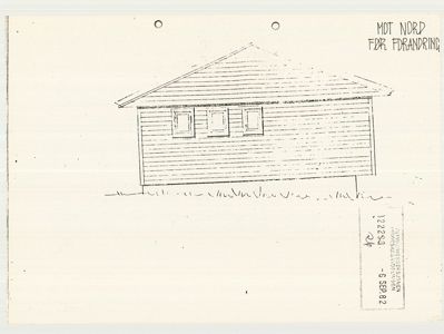 En håndtegnet fasadetegning av en liten bygning sett fra nord, med notat om at det er før endring.