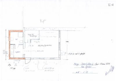 Håndtegnet etasjeplan (eller kjellerplan) som viser romfordeling, dimensjoner og bygningsdetaljer.