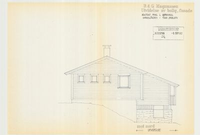 Fasadetegning som viser utsiden av en bolig med utvidelse, inkludert vinduer, tak, skorstein og grunnmur.