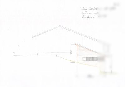 Oppriss (fasadetegning) av en bygning sett fra nord med mål og arkitekttegning.
