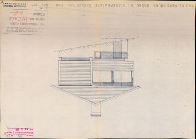 En tegning som viser fasaden (siden) av en enebolig. Tegningen er merket 'FASADE SYD' og viser takform, vinduer og fasadepanel.