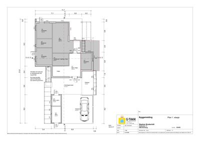 Etasjeplan (Plan 1. etasje) som viser romfordeling, mål, dører og parkeringsplass.