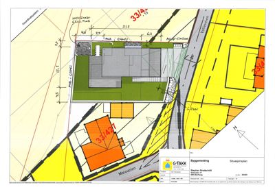 Situasjonsplan som viser bygningens plassering i forhold til naboeiendommer, veier (Vollveien, Moloveien) og grunnsnitt.