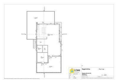 Etasjeplan (2. etg) som viser romfordeling, dører, vinduer og snittlinjer.