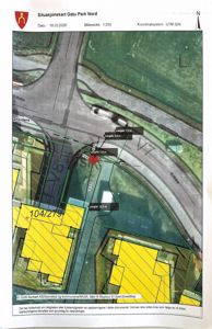 Situasjonskart som viser tomtens plassering i forhold til veier og naboeiendommer, med angitte mål og koordinatsystem.