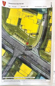 Situasjonskart som viser tomtens plassering i forhold til vei og nabotomter, med arealopplysninger (f.eks. 104/284) og mål på eiendomsgrunnlinjer.