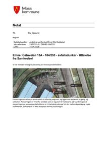 Et flyfoto eller satellittbilde av et område med overlagte tegninger som viser plassering av avfallsdunker og eksisterende beholdere.