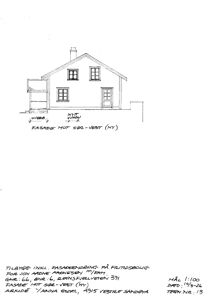Tegning av fasade mot sør-vest for en fritidsbolig, med merking av nytt vindu og overbygg.