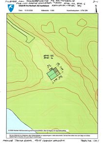 Situasjonsplan som viser tomtens form, høydemålerlinjer (konturlinjer), eksisterende bygning og planlagt tilbygg med mål.