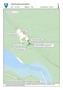 Situasjonsplan som viser tomtens topografi, vannløp og plassering av tekniske anlegg (sanering, borebrønn, renseanlegg, infiltrasjon).