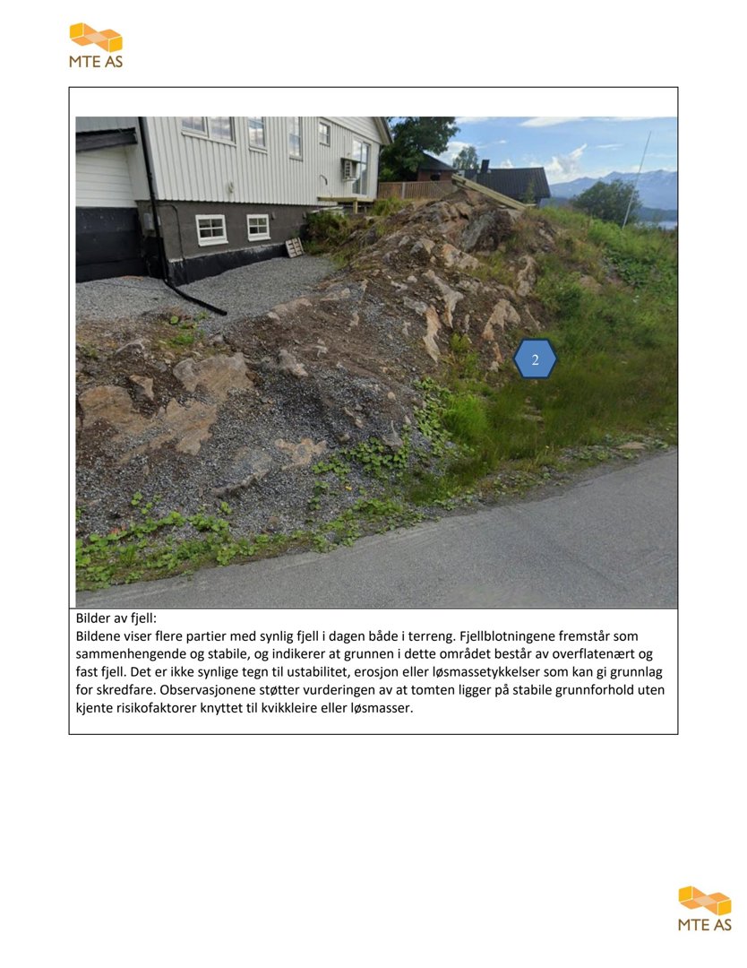 Fotografi av et terrengområde med fjellbloninger og en bygning i bakgrunnen, med tilhørende tekstbeskrivelse.