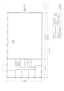 Etasjeplan eller plantegning som viser romfordeling, dører, vinduer og mål på et bygg.