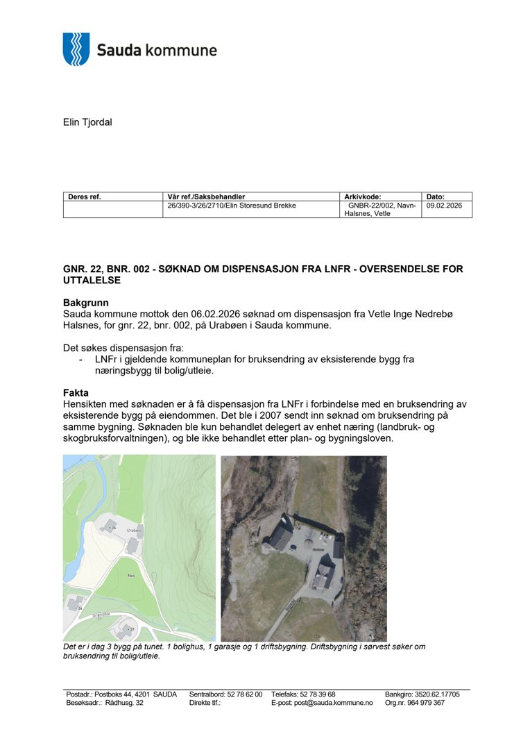 Bildet viser en dokumentasjonsside fra Saura kommune som inneholder en oversendelse for uttalelse om dispensasjon. Dokumentet inneholder tekst om saken og to bilder: en situasjonsplan (venstre) og et flyfoto (høyre) av eiendommen med bygningene.