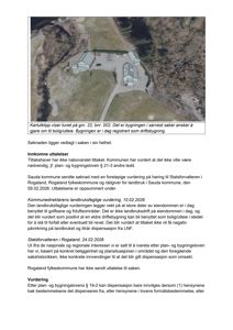 Kartutsnitt (flyfoto) som viser tomt med bygninger og omgivelser