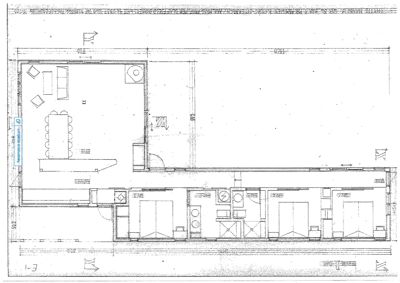 Etasjeplan som viser romfordeling, veggposisjon og møblement i en bolig.