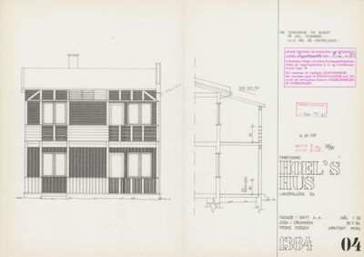 Bildet viser en tegning av fasaden til en bygning, med en snittegning på høyre side.