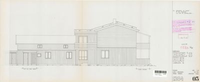 Fasadetegning som viser fronten av et hus med vinduer, dører og takform.