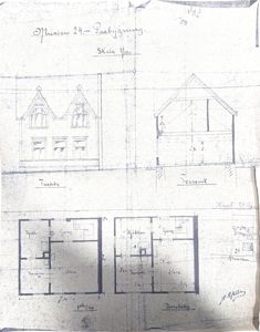 Bildet viser en tegning med etasjeplaner (romfordeling) for en bygning, samt en fasadetegning og et oppriss.