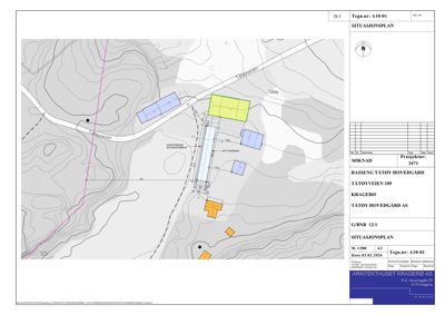Situasjonsplan som viser plassering av bygninger og basseng i forhold til terrenget (konturlinjer) og vei (Tåtoyveien).