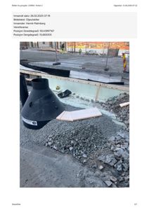 Fotografi av et byggeplassområde som viser en svart avløpsrør (sjekkbrønn) i grus, med en delvis ferdigbetongt fundament i bakgrunnen.