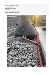 Fotografi av en oljeutskiller (oljetank) på en byggeplass, med arbeidere og rør i bakgrunnen.