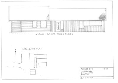 Bildet viser en tegning av en fasade (sydsiden) med en tilhørende situasjonsplan. Tegningen er merket 'FASADE SYD MED FERDIG TILBYGG'.