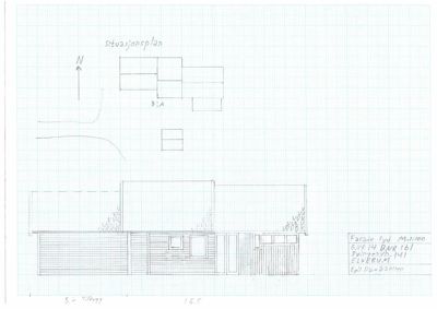 En håndtegnet fasadetegning (Fasade Syd) med en situasjonsplan øverst. Tegningen viser bygningens utseende sett fra sør, inkludert vinduer, takform og fasadematerialer.