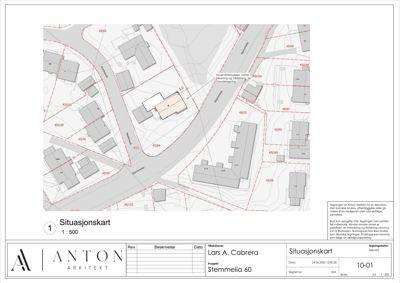 Situasjonskart som viser tomt, bygninger, veier og eiendomsnummer.