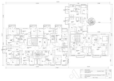 Etasjeplan som viser romfordeling, stueplan og mål for et flerfamiliehus.