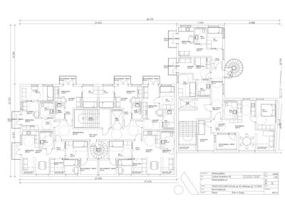 Etasjeplan som viser romfordeling, stueplan og mål for en bygning.