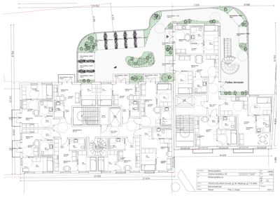 Etasjeplan (Plan 2. etasje) som viser romfordeling, møblering og uteplasser for en bygning.
