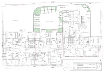 Etasjeplan (Plan 2. etasje) som viser romfordeling, dører, vinduer og fellesarealer for en bygning.