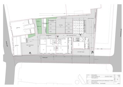 Situasjonsplan som viser tomtens grenser, nabobebyggelse (Schutz gate og Weberga gate), innkjørsler og plassering av bygningene på tomten.