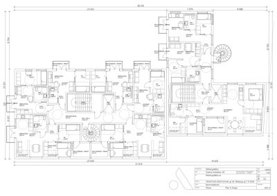 Etasjeplan (Plan 4. Etasje) som viser romfordeling, dører, vinduer og mål for en bygning.