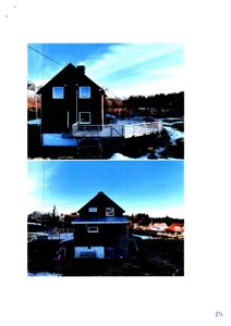 Fotografier av en mørk, toetasjes hytte med etasjeterasse, sett fra to ulike vinkler mot en bakgrunn med fjell og snø.