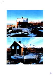 Fotografi av en liten, mørk hytte med snø på taket og i omgivelsene. Bildet viser bygningens utseende fra to ulike vinkler.