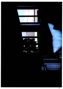 Fotografi av en moderne bygning sett fra innsiden, med fokus på store vinduer og solceller på taket.