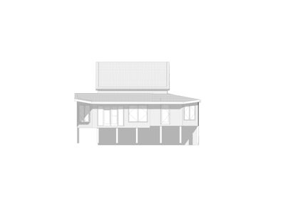 Fasadetegning som viser bygningens utseende fra fronten, inkludert vinduer, takform og konstruksjonsdetaljer.