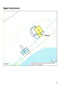 Situasjonsplan som viser tomtens beliggenhet i forhold til nabolag, vei og vann, med bygningers plassering og areal.