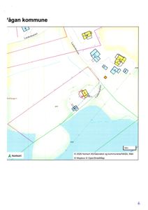 Situasjonsplan som viser eiendomsinndeling, vegforløp (Laukvikveien), vannareal og bygningers plassering med arealnummer.