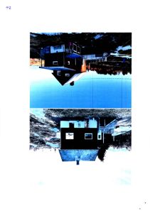 Fotografi av en bygning (hus) sett fra siden, med vannrefleksjon i forgrunnen.