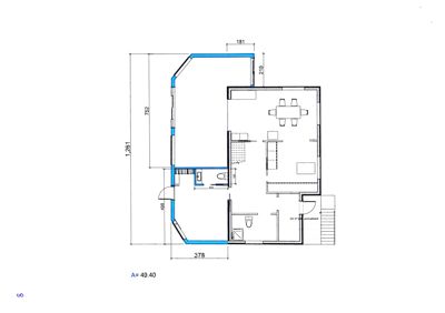 Etasjeplan (trolig første etasje) som viser romfordeling, møblering (spisestue, kjøkken, bad) og dimensjoner.