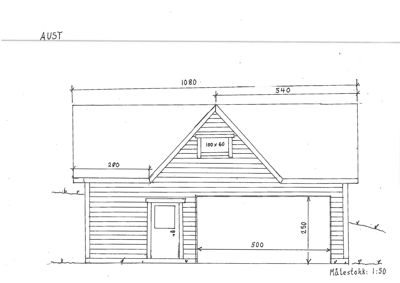 Fasadetegning av en bygning sett fra øst (AUST), med mål på tak, dør og vindusåpning.