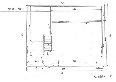 Etasjeplan (grunplan) som viser romfordeling, trapp og dimensjoner for en bygning.