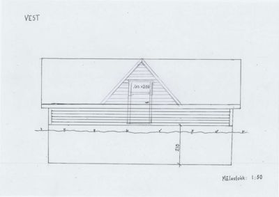 Fasadetegning av en bygning sett fra vest, med mål og detaljer for tak og vindusåpning.