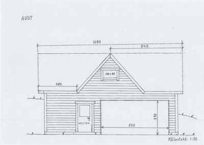 Oppriss (fasadetegning) av en bygning sett fra øst (AUST), med angitte mål for tak, dør og vindusåpning.